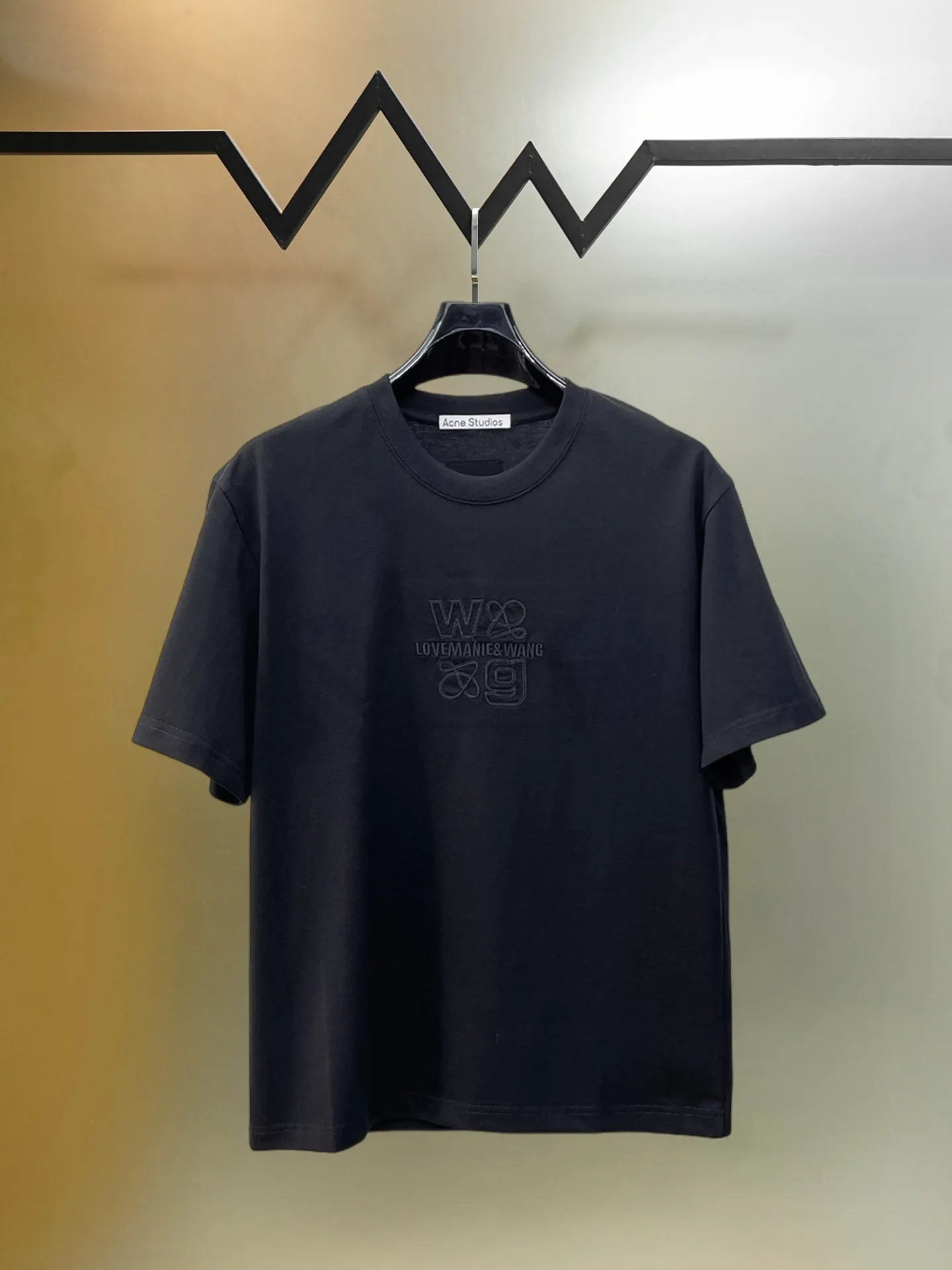 Balenciaga's high-end top-quality products 🐮2026 Spring and Summer New Arrival first counter, the latest New Arrival short-sleeved round neck T-shirt, Premium customized design, avant-garde and fashionable! Brand logo heavy craftsmanship design Premium customized 260g fabric. Soft to the touch. Comfortable to wear. Counter-level exquisite stitching. Fine workmanship. The upper body effect is incomparably handsome! A must-have item for men and women with the same style! Sizes: S~XXL When placing an order, please state your height and weight. The maximum wearing size is 210 pounds (one size larger)